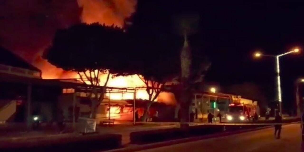 Turizm merkezinde iki mağaza yangında küle döndü
