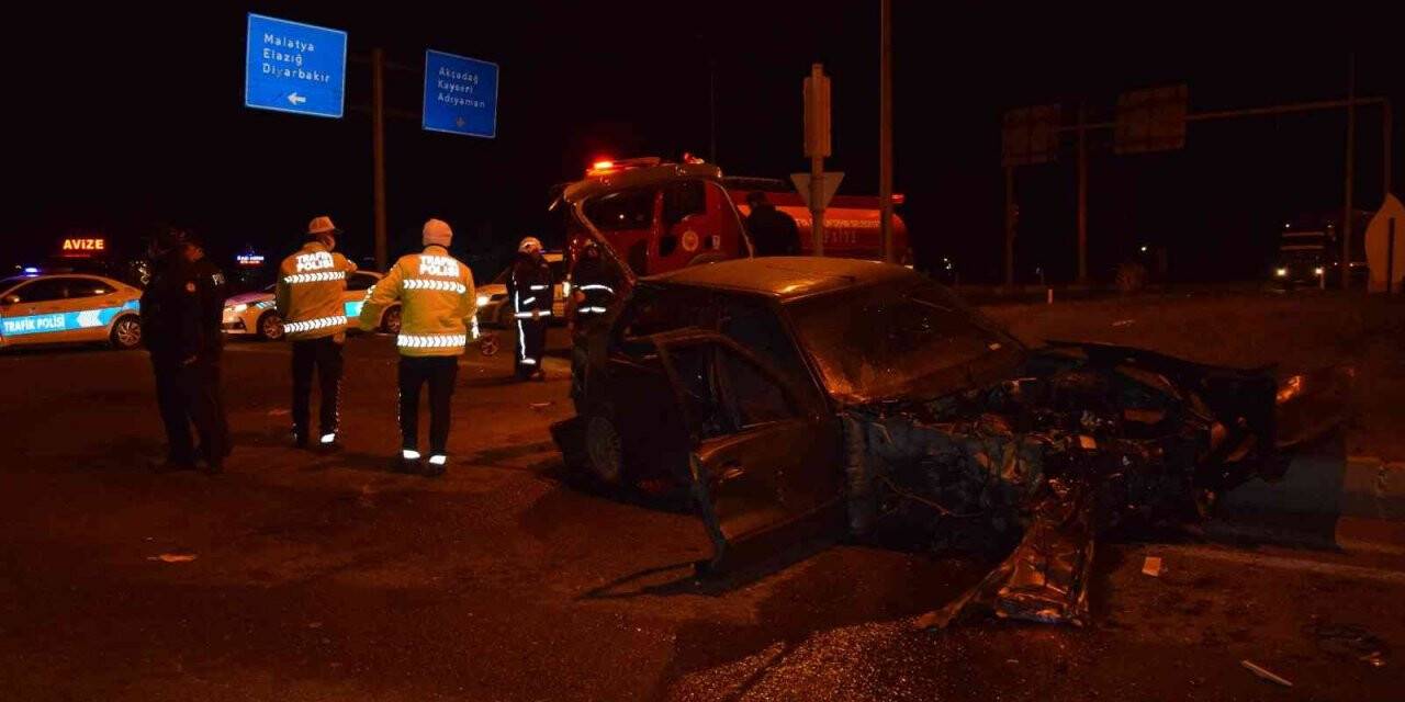 Tırın biçtiği aracın sürücüsü kurtarılamadı