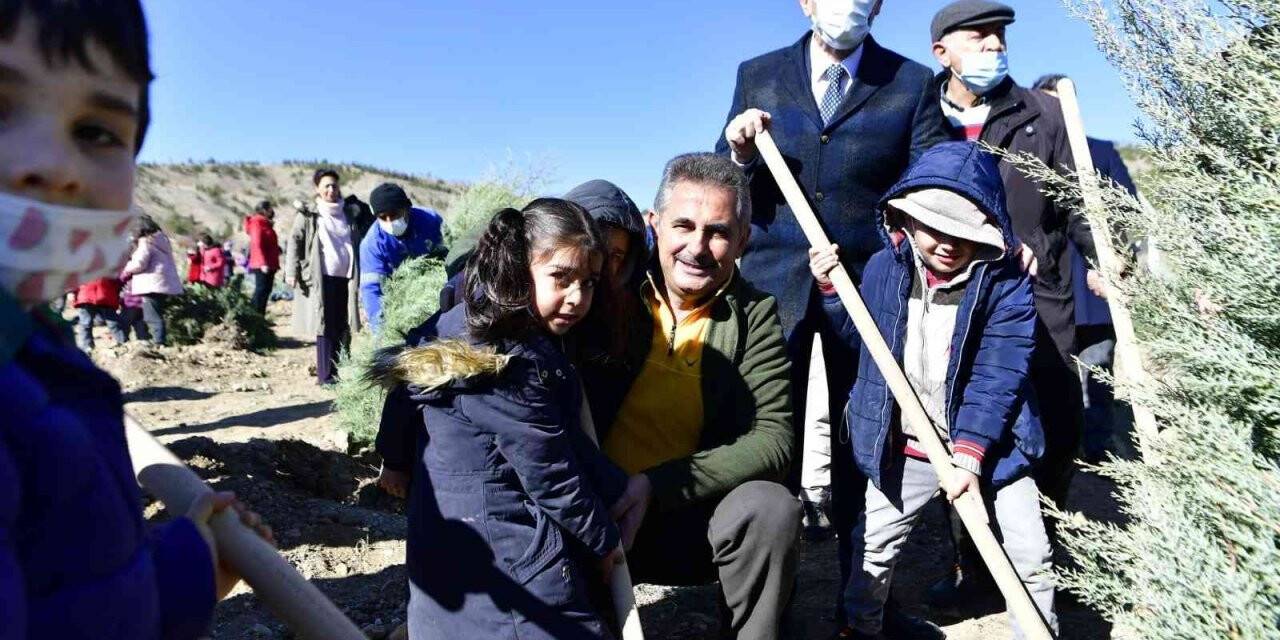 Milli Ağaçlandırma Günü’nde öğrenciler fidanları toprakla buluşturdu