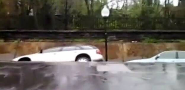 Dehşete düşüren görüntü! Yolu yuttu