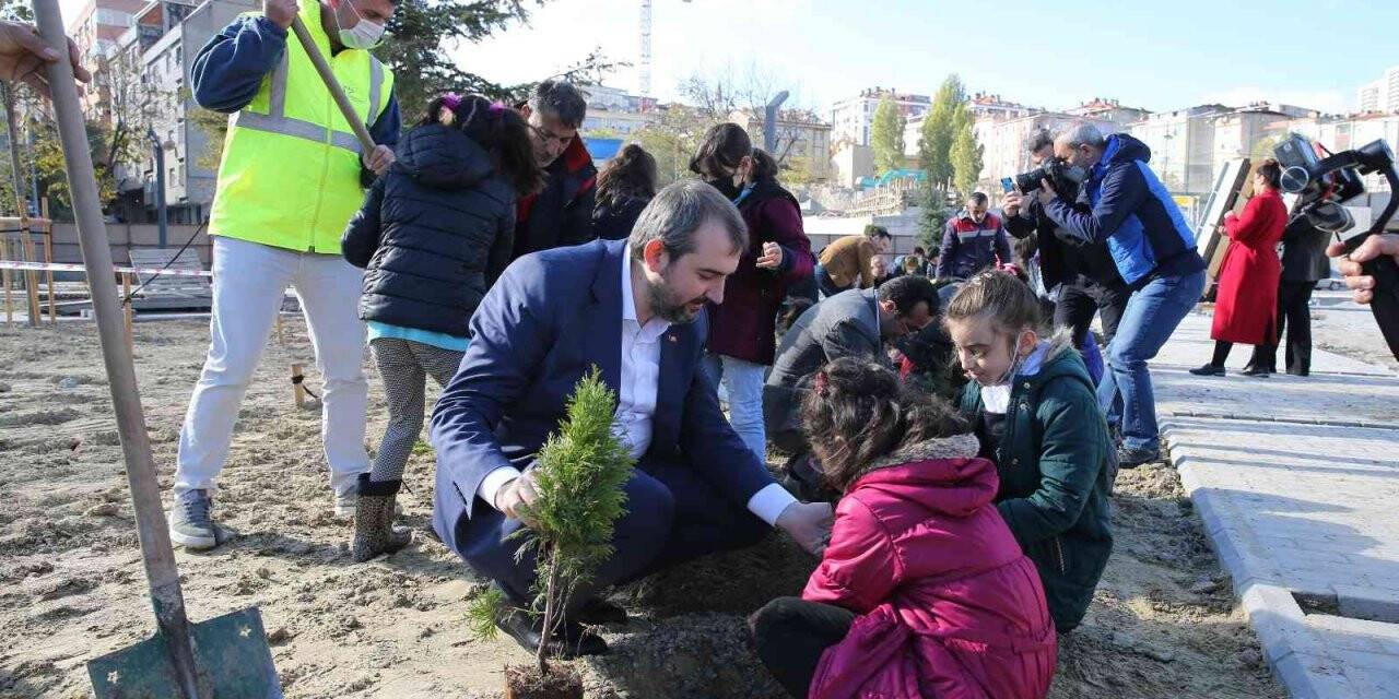 Başkan Bünyamin Demir, Güngören Millet Bahçesi’nde öğrencilerle fidan dikti