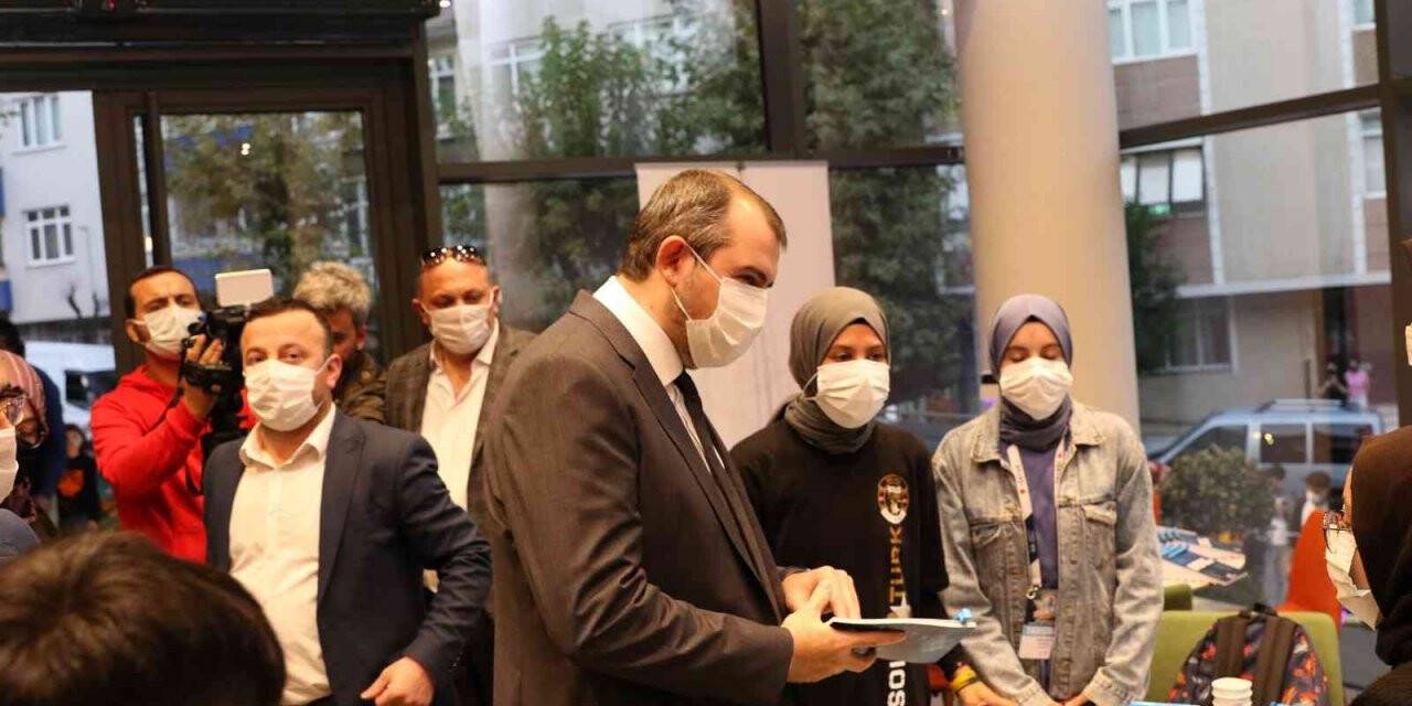 Güngören Belediyesi üniversite öğrencilerinin hesabına biner lira burs yatırdı