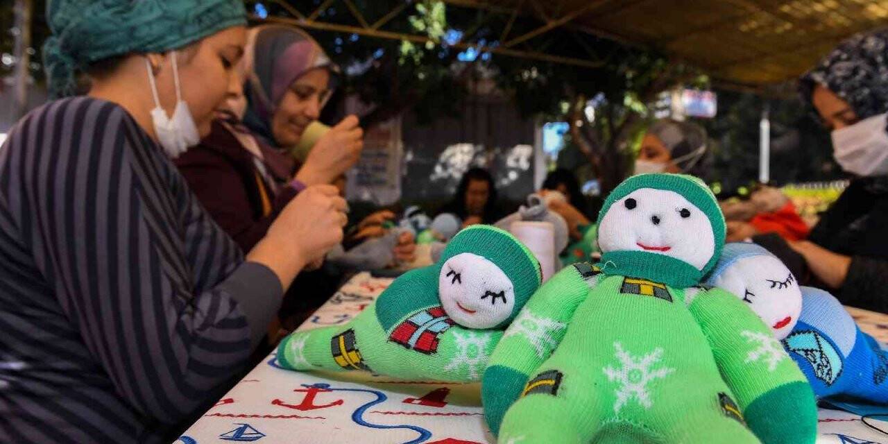 ‘Evimiz Atölye’ projesiyle çoraptan oyuncak üretiyorlar