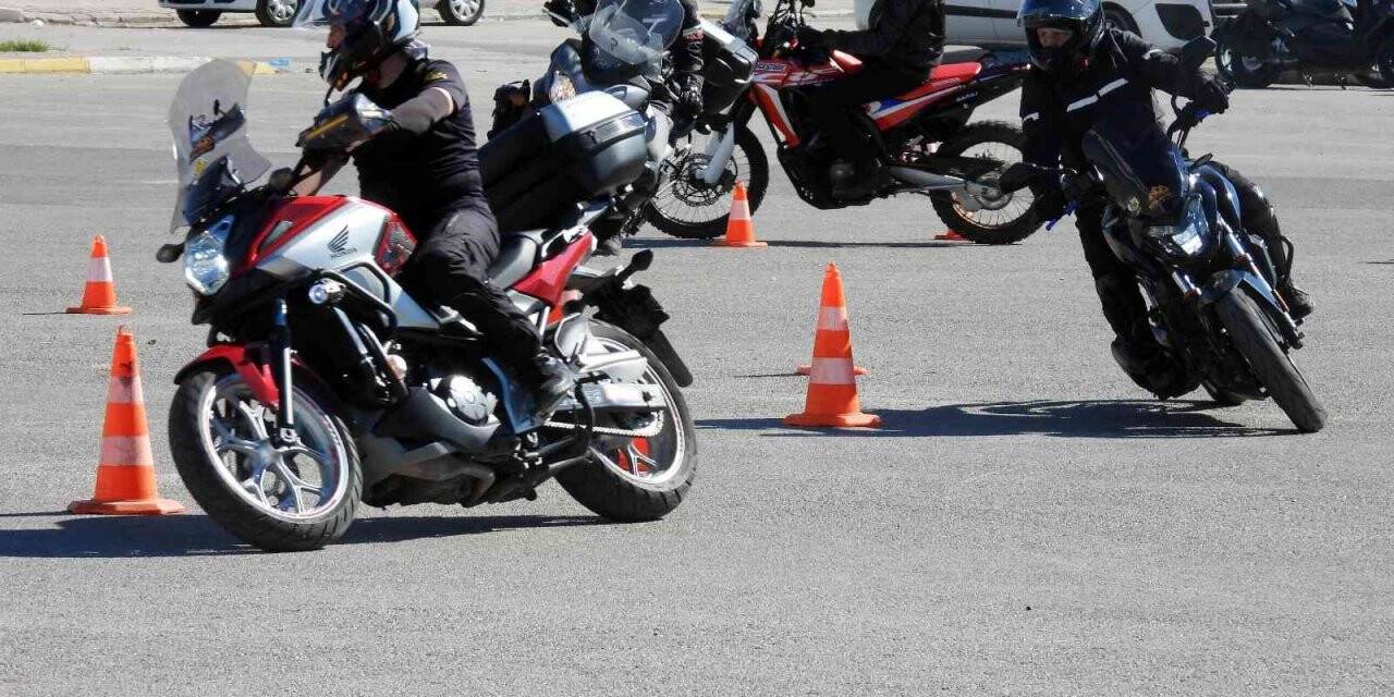 Kepez’de motosiklet sürücülerine güvenli sürüş eğitimi