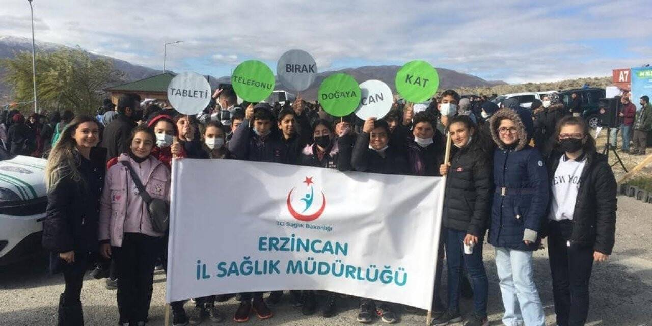 Sağlıkçılar “Tableti, Telefonu Bırak Doğaya Can Kat” sloganıyla fidan dikti