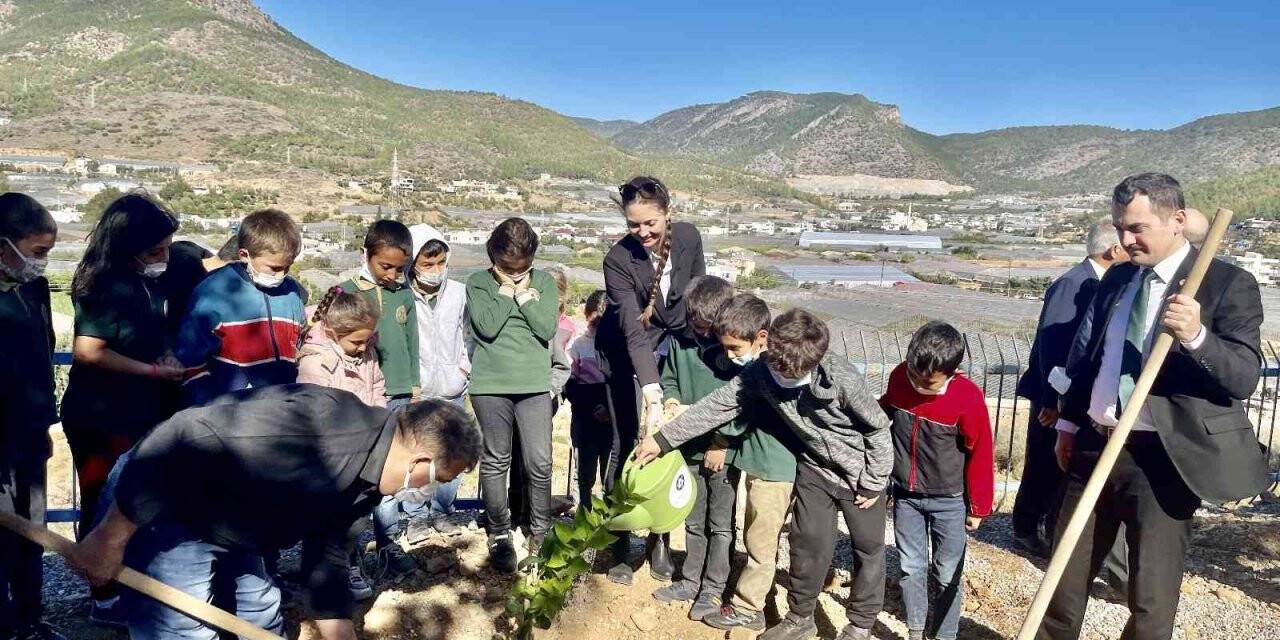 Akkuyu Nükleer A.Ş. temsilcileri, öğrencilerle birlikte mandalina fidanı dikti
