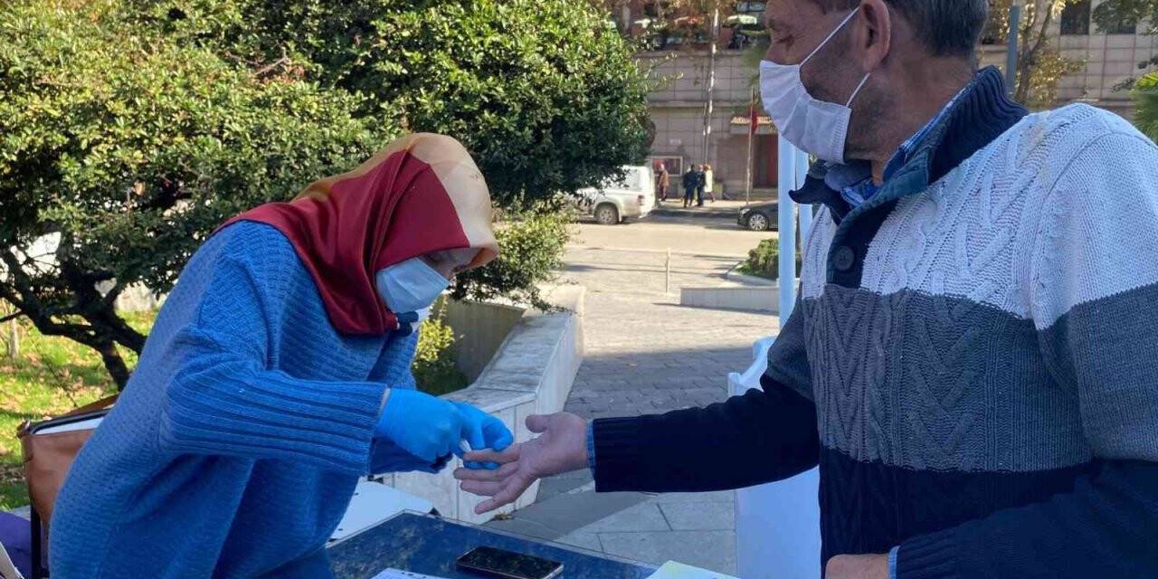 Dünya Diyabet Günü etkinlikleri kapsamında ücretsiz kan şekeri ölçtüler