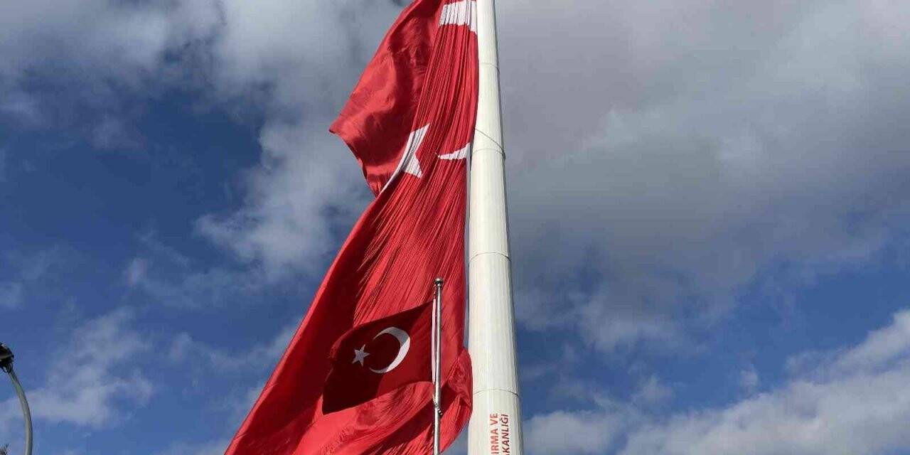 Devasa Türk bayrağı, Türkiye’nin en büyük bayrak direğinde dalgalanıyor