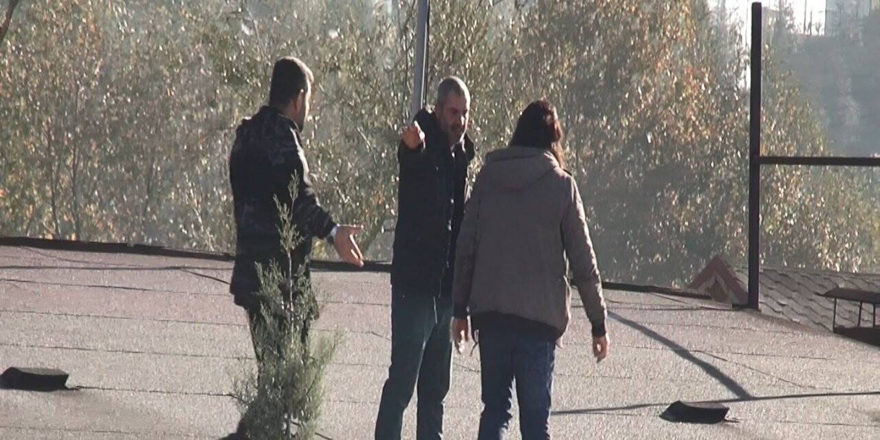 "Müteahhitten alacağım var" diyerek çatıya çıktı