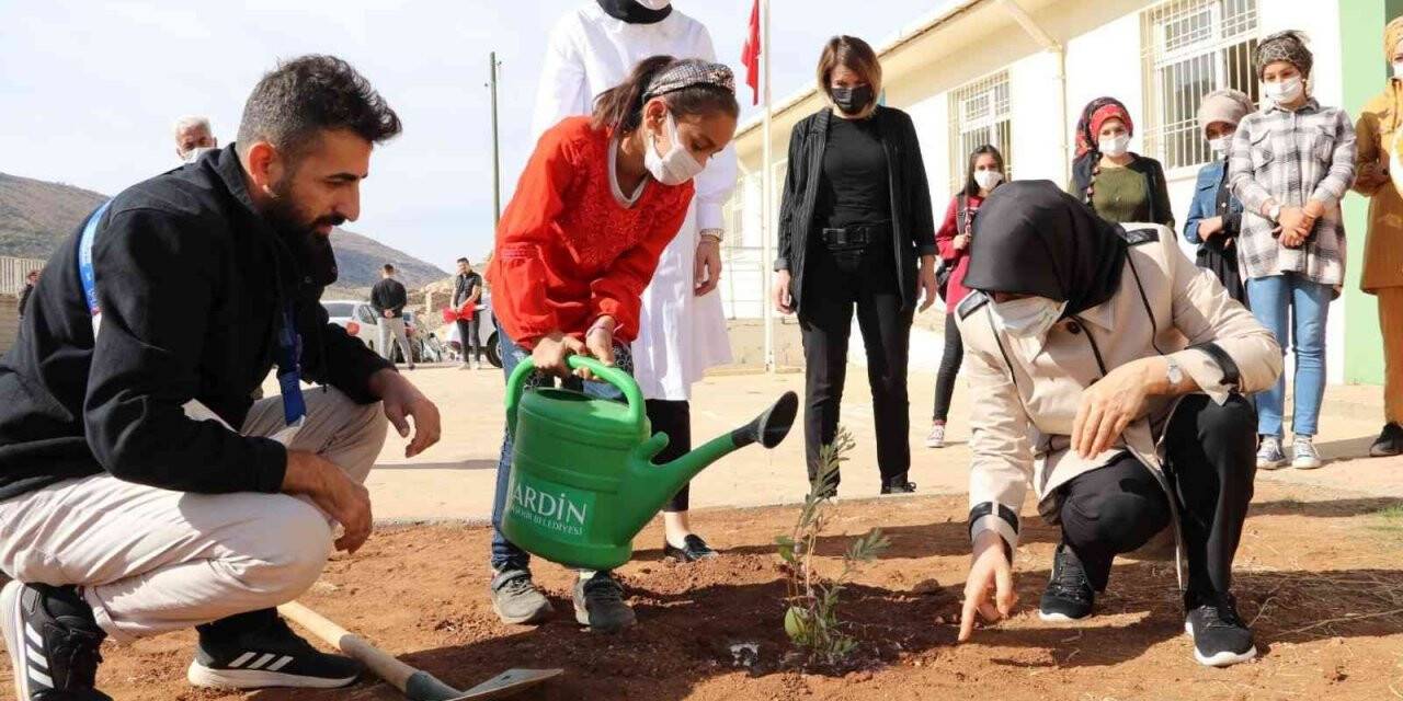 Mardin’de geleceğin teminatı öğrencilerle fidan dikimi gerçekleştirildi