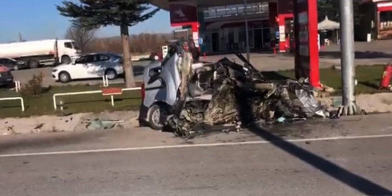 Sürücü hurdaya dönen araçtan sağ çıktı