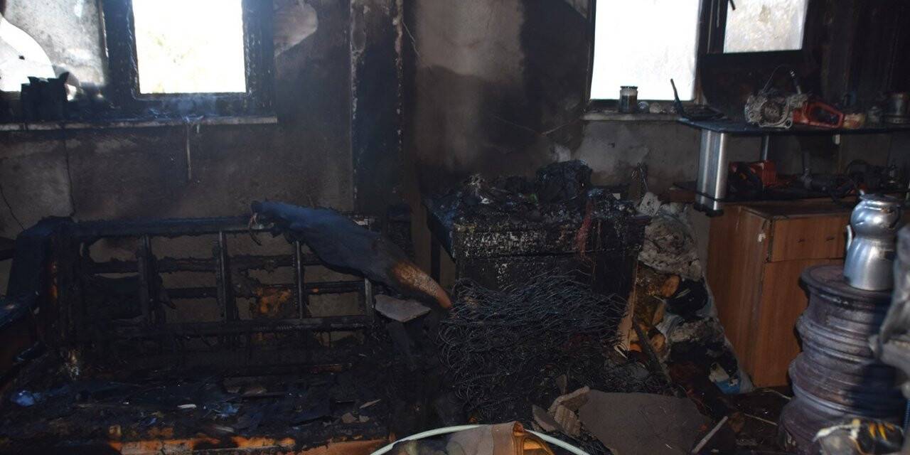 Elektrik prizinden çıkan yangın evi kullanılamaz hale getirdi