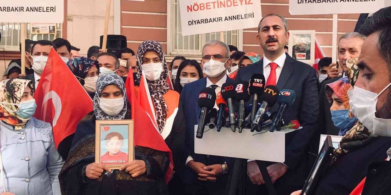 Bakan Gül: "Çocukların dağlara kaçırılması bir insan hakkı ihlali ve zulüm değil midir? Nerede uluslararası insan hakları kurumları?"