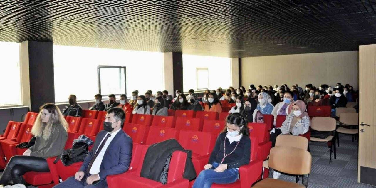 Üniversite öğrencilerine oryantasyon eğitimi verildi