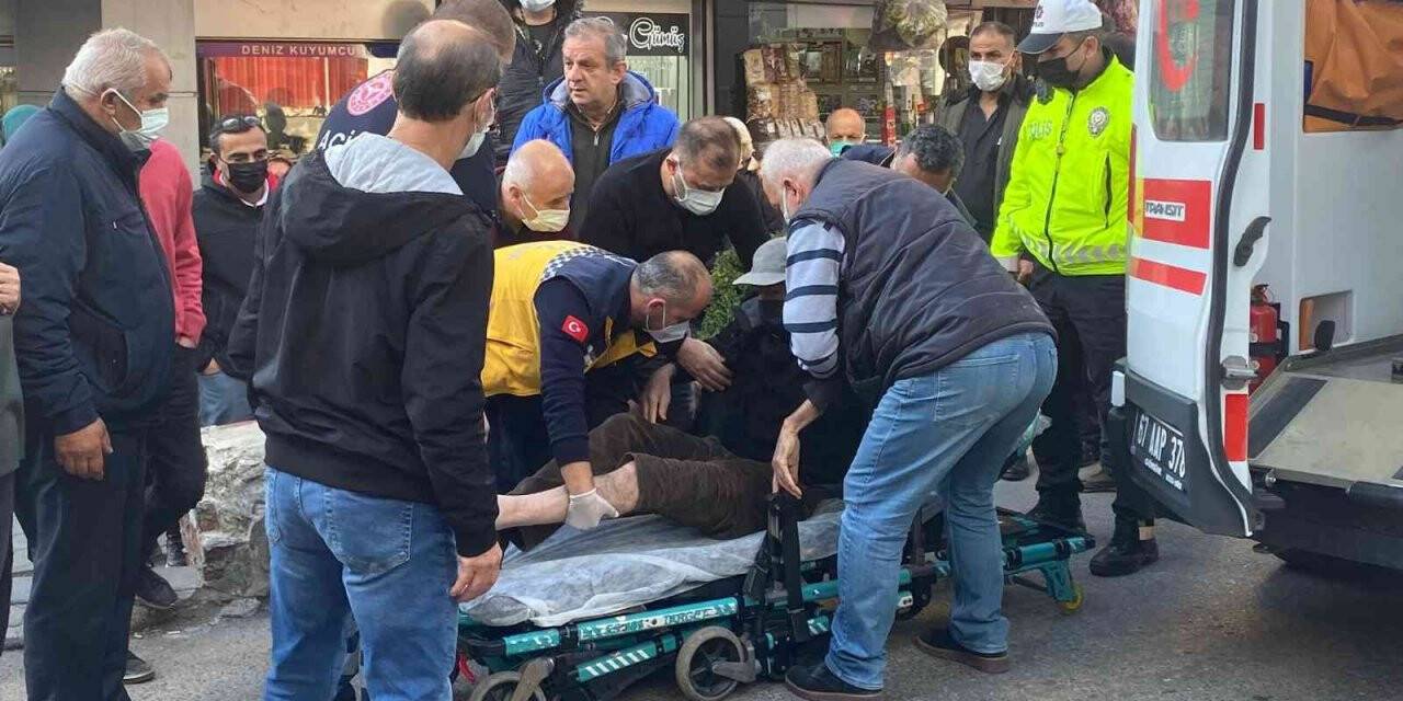 Yaşlı adam iki aracın arasında sıkışınca hastanelik oldu