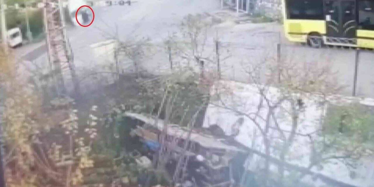 Freni boşalan minibüs yoldan geçen 2 kadına çarptı: 1 ölü, 2 yaralı