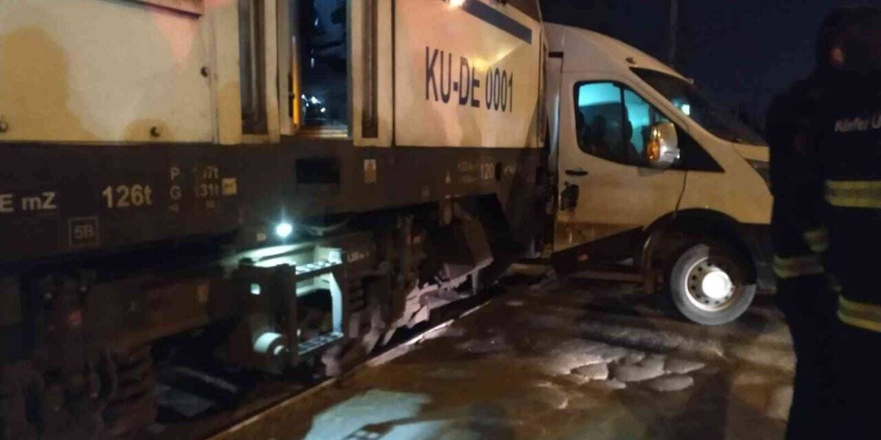 Akaryakıt yüklü tren servis minibüsüne çarptı