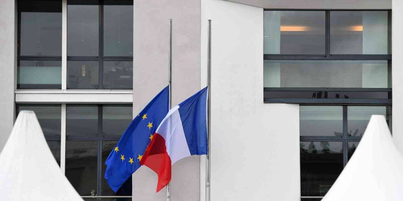 Fransa bayrağında renk değişti, kamuoyu ikiye bölündü