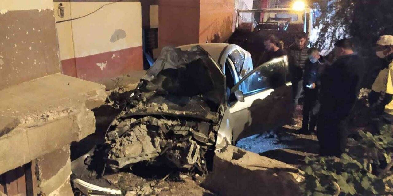 Kontrolden çıkan otomobil evin duvarına çarptı: 3 yaralı