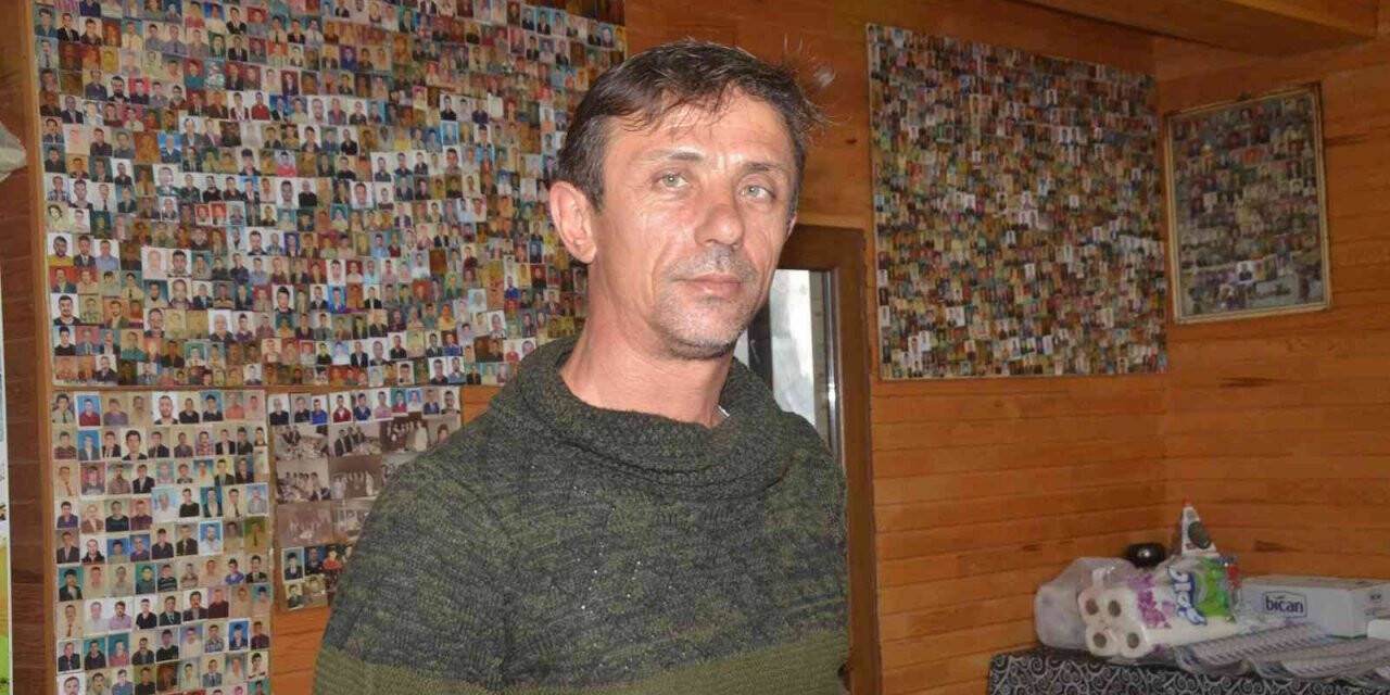 İş yerinin duvarlarını müşterilerin vesikalıkları süslüyor