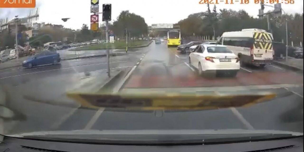 Kağıthane’de trafik ışığı kazası: Araçlar birbirine girdi