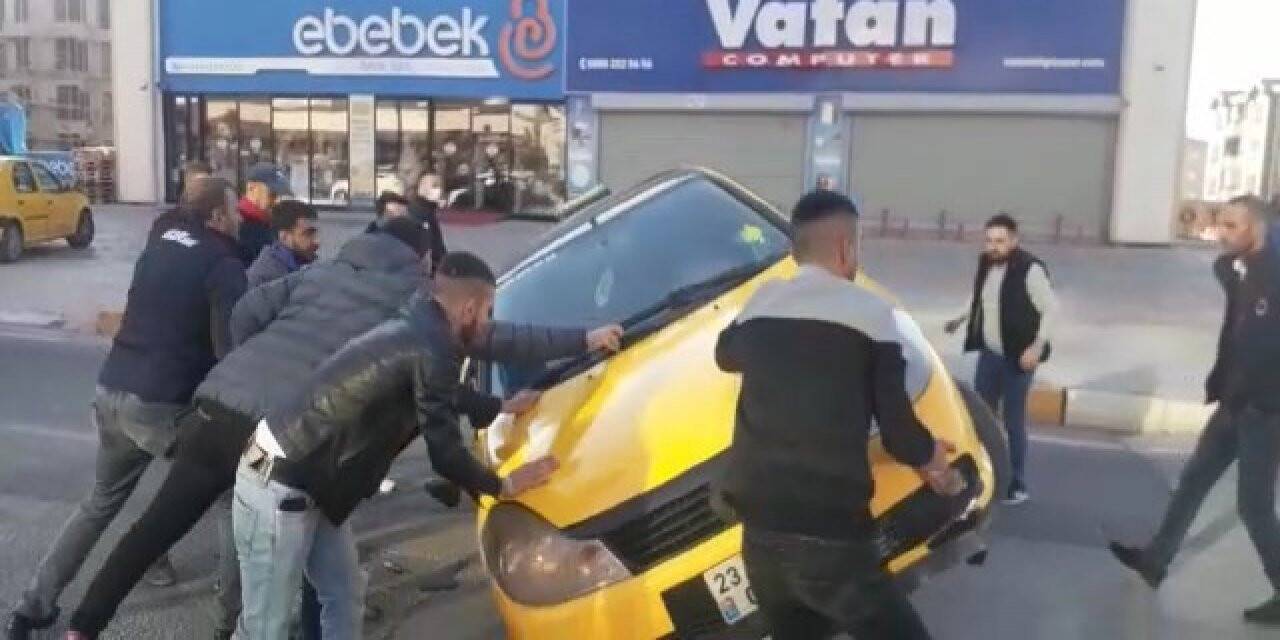Elazığ’da yan yatan otomobili vatandaşlar düzeltti