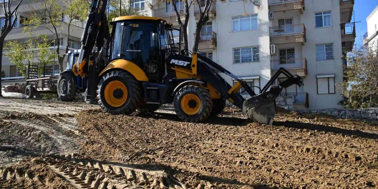 Kuşadası Belediyesi, ilçedeki yeşil alanları arttırıyor