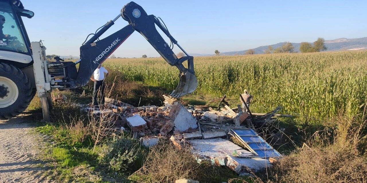DSİ ve Milli Emlak arazisine hayvan damı ve depo yapmışlar