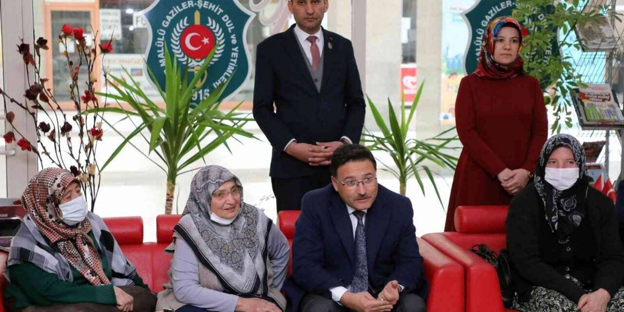 Valisi Çiçek şehitler için okutulan hatim duasına katıldı