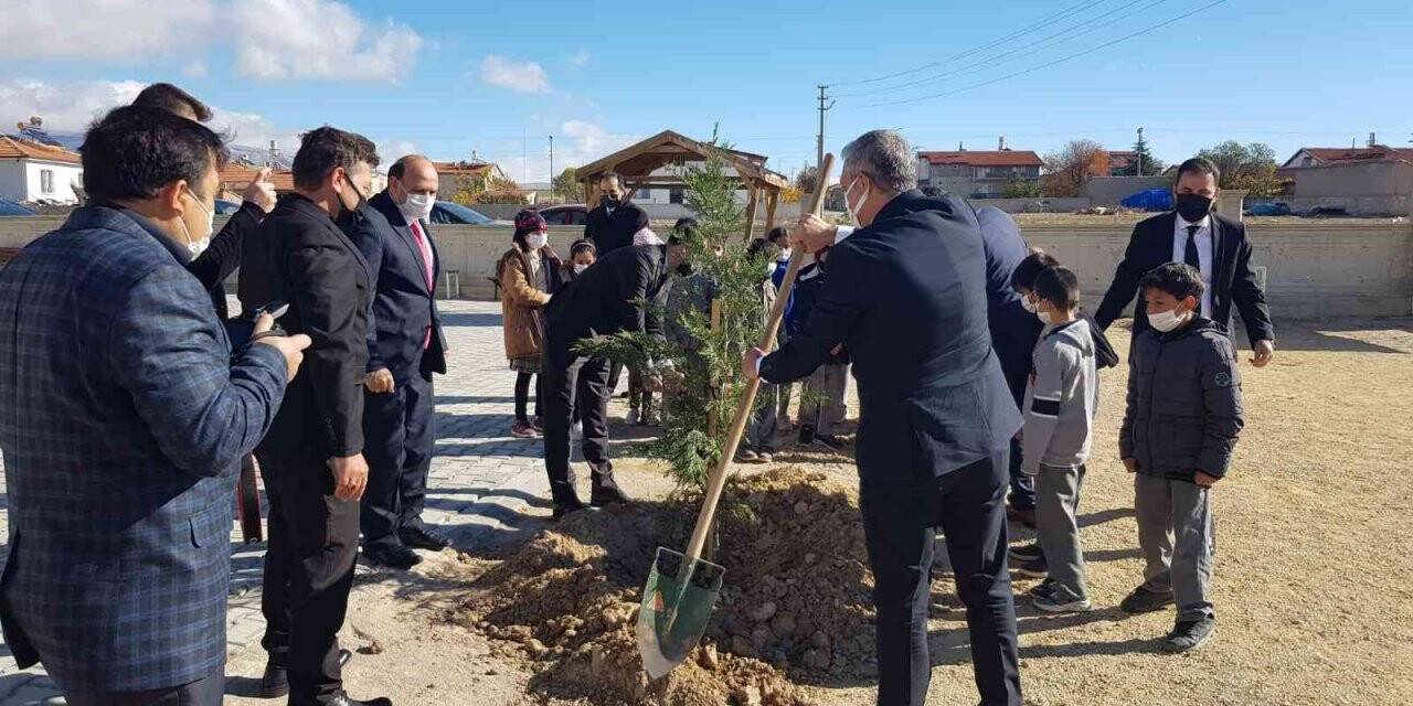 Kaymakam Bolat önce fidan dikti sonra çocuklara tavsiyelerde bulundu