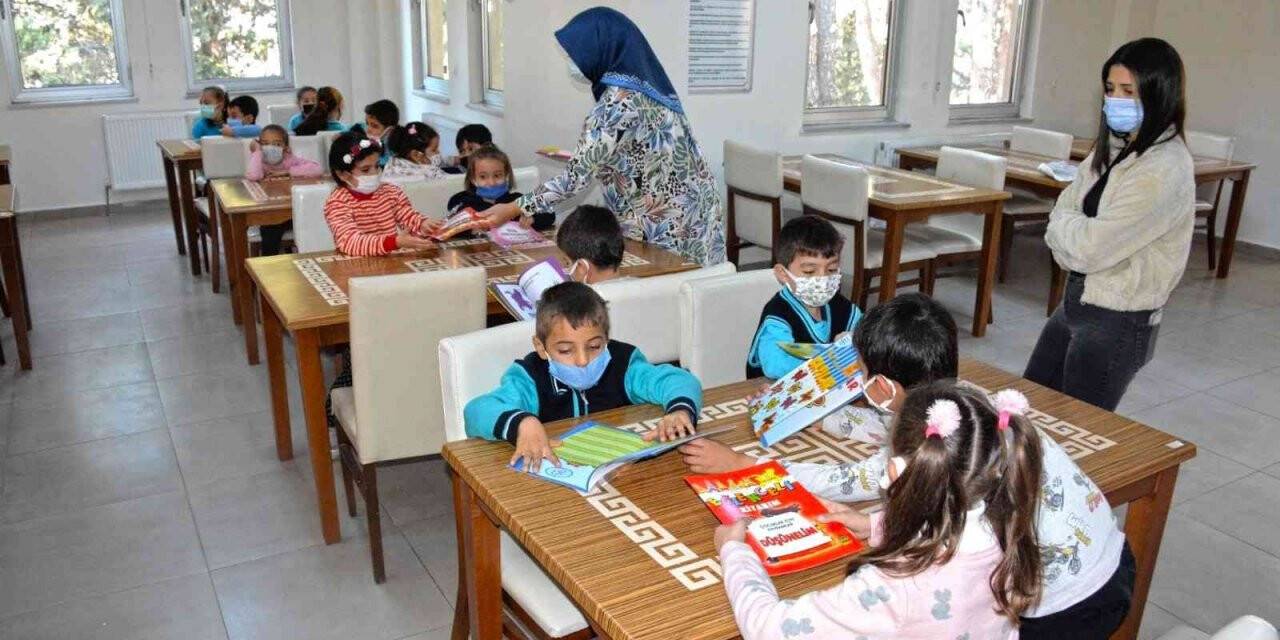 Kahramanmaraş’ta miniklere kitap hediyesi