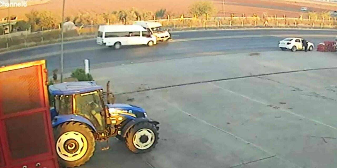 Park halindeyken hareket eden minibüsün yoldan geçen başka bir minibüsle çarpışma anı kamerada