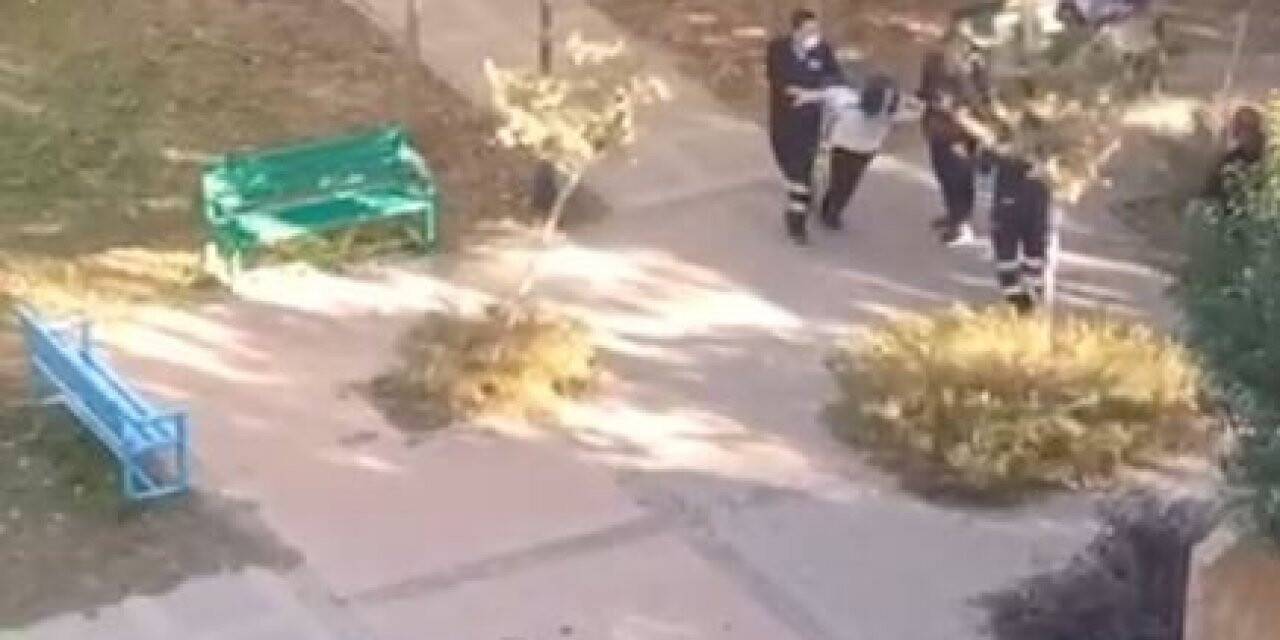 Antalya’da okul çıkışı kavga eden liseli kızları vatandaşlar güçlükle sakinleştirdi