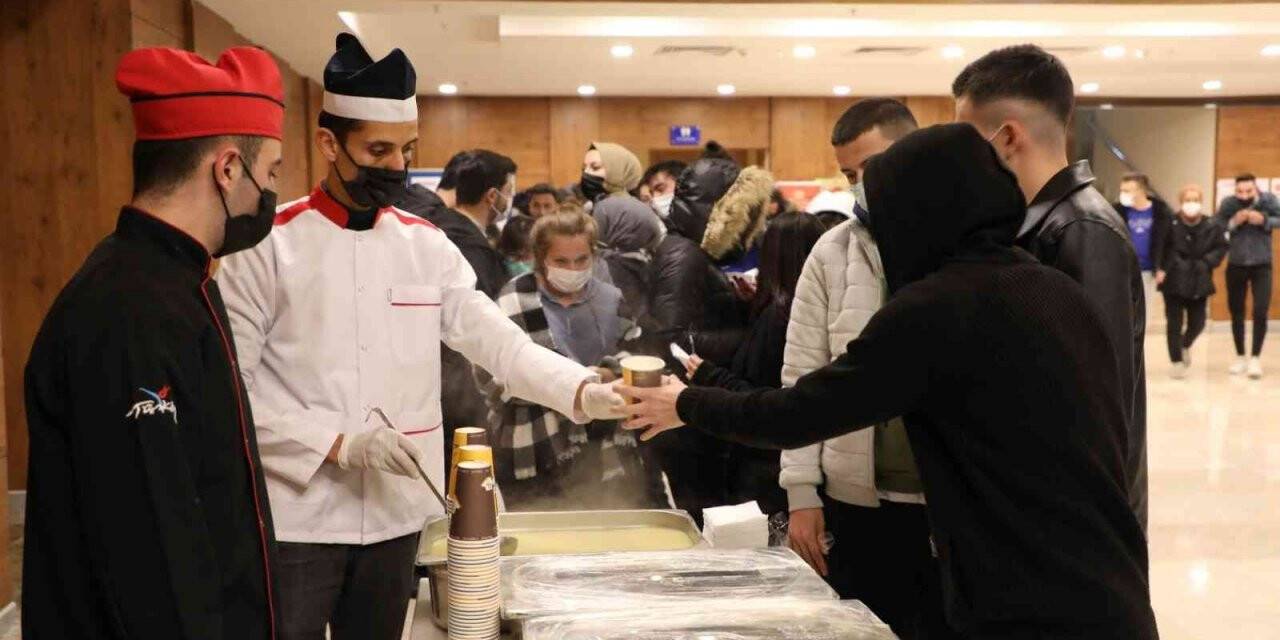 Bartın Üniversitesi’nin 7/24 açık kütüphanelerinde öğrencilere çorba ikramı