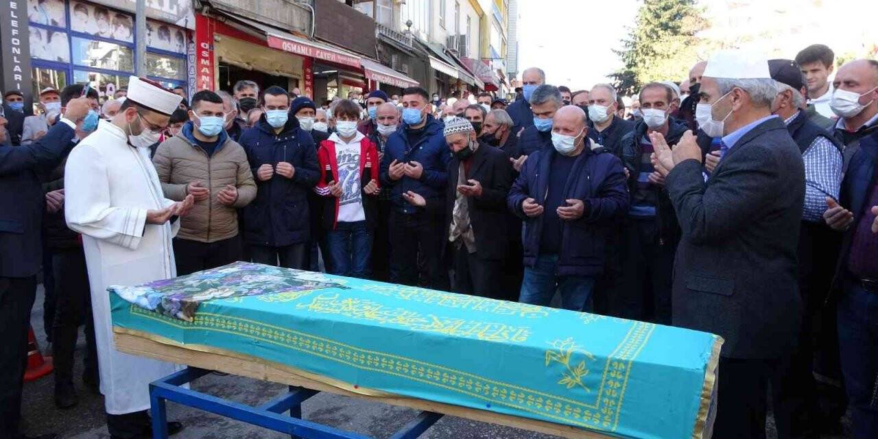 Boşanmak istediği kocasının minibüsle çarparak öldürdüğü kadın son yolculuğuna uğurlandı