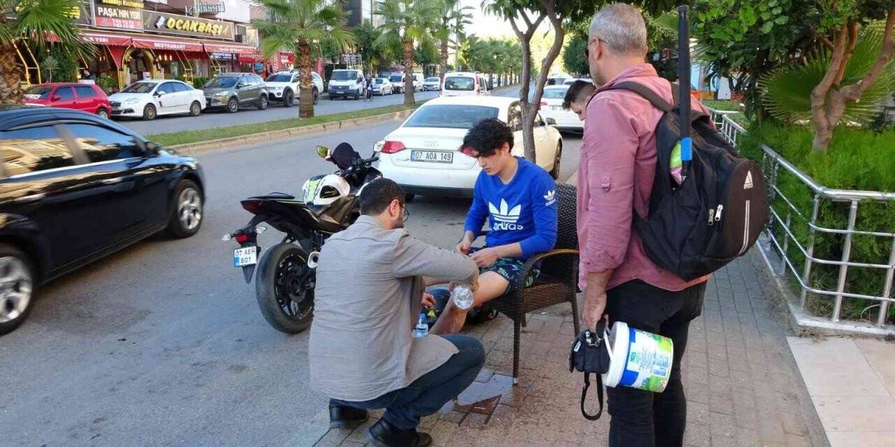 Otomobilin çarptığı motosiklet sürücü kask sayesinde kazayı ucuz atlattı