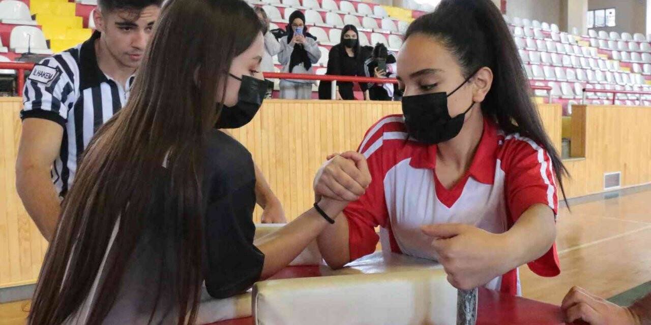 Bilekler kıyasıya güreşti