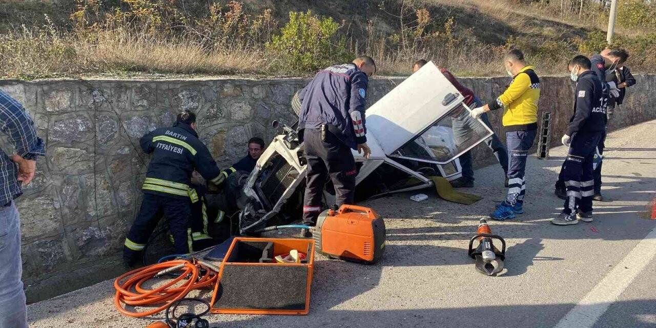 Takla atan araçta sıkışan sürücü itfaiye ekiplerince kurtarıldı