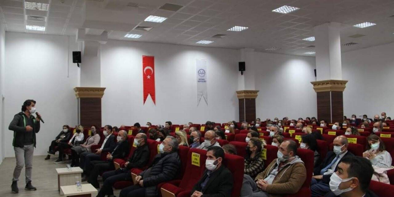 İzmir Emniyeti, okul müdürü ve öğretmenlerini bilgilendirdi