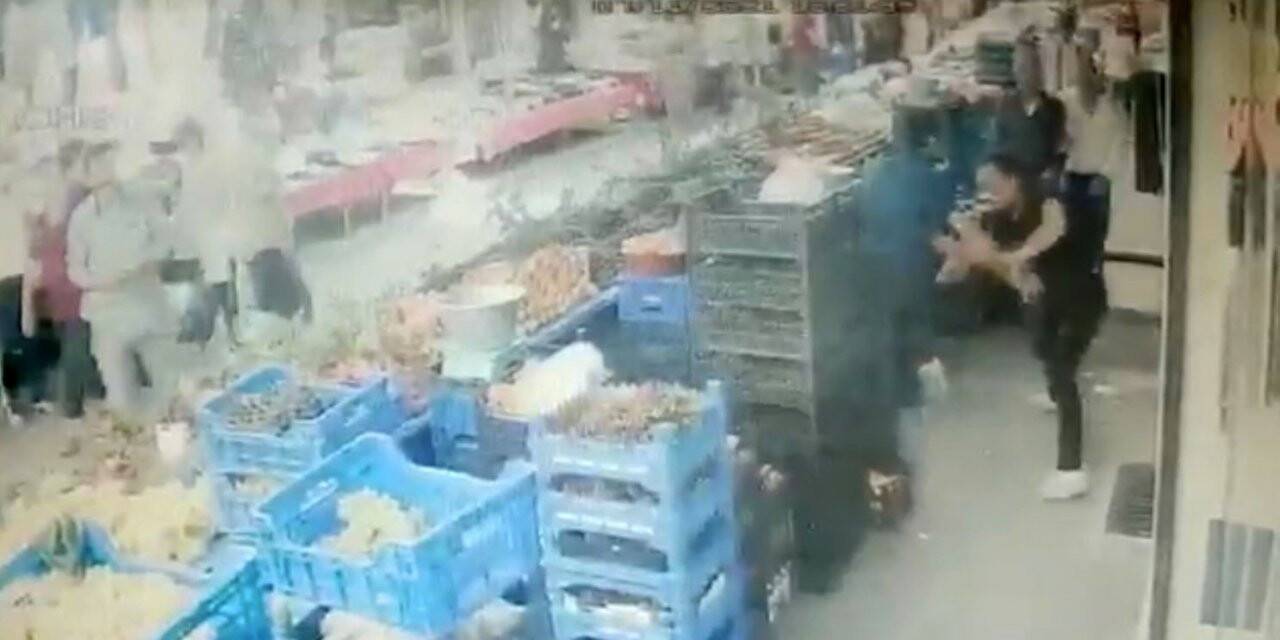 İstanbul’da pazarda dehşet anları: Önce bıçakladı sonra tekme ve yumruklarla dövdü