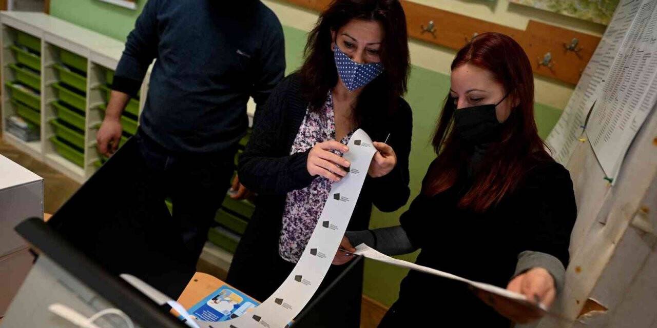 Bulgaristan’da halk parlamento ve cumhurbaşkanlığı seçimi için sandık başına gitti