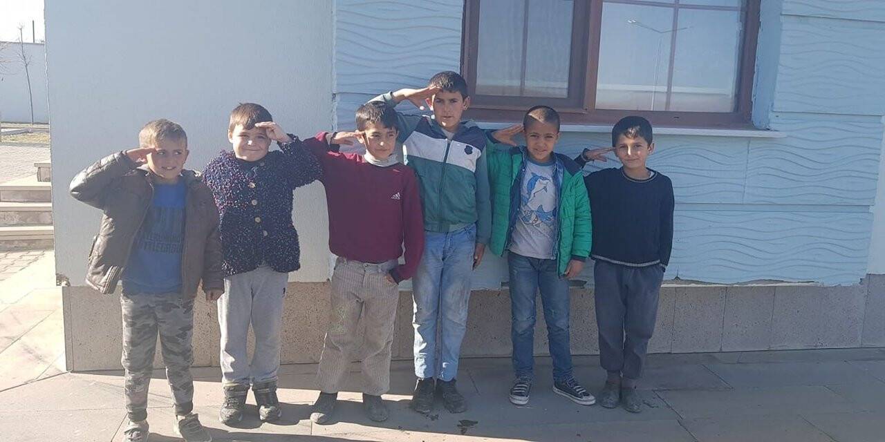 Kaymakam Balcı minik çocukları evine davet etti