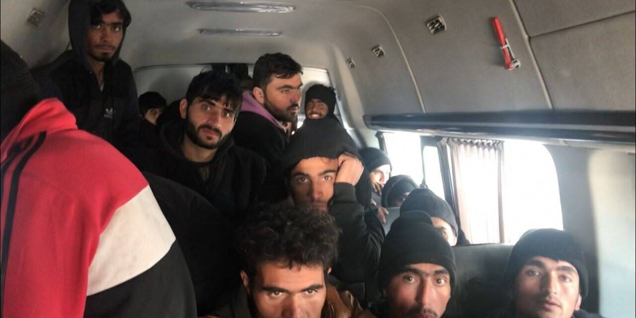 17 kişilik minibüste 38 düzensiz göçmenle balık istifi yolculuk