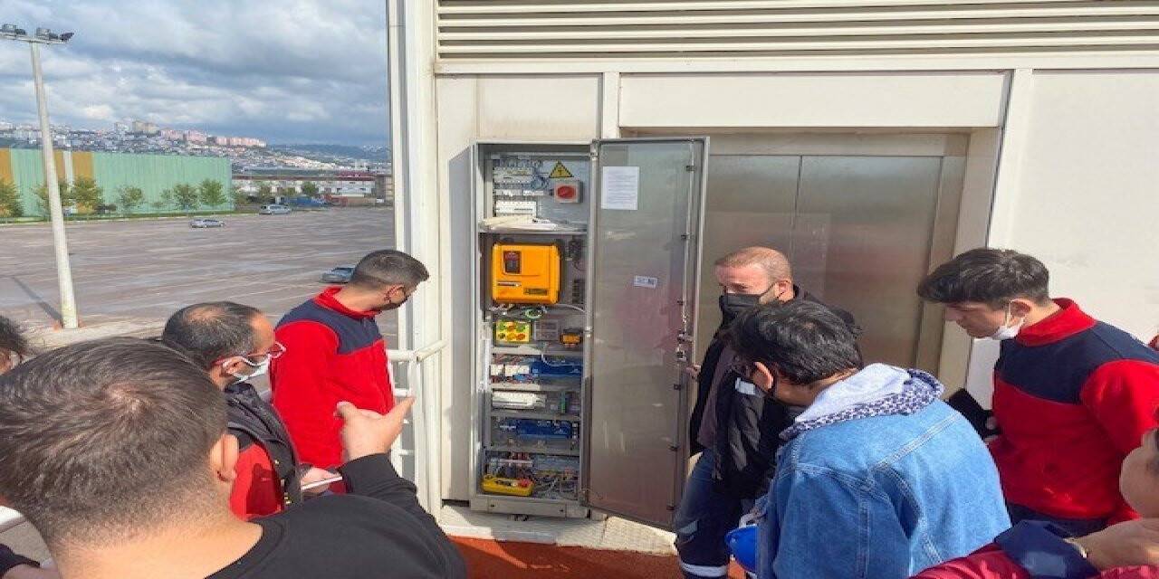İtfaiye erlerine asansörlerden teknik kurtarma eğitimi