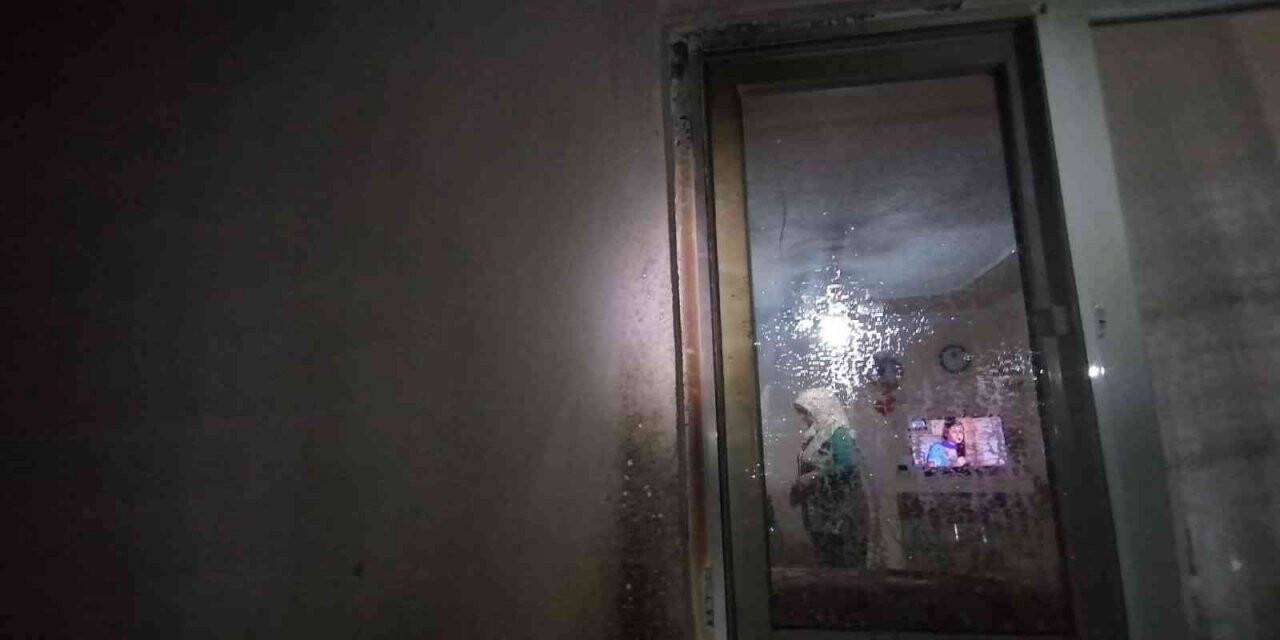 Bahçede yakılan atıl malzemelerden ev zarar gördü
