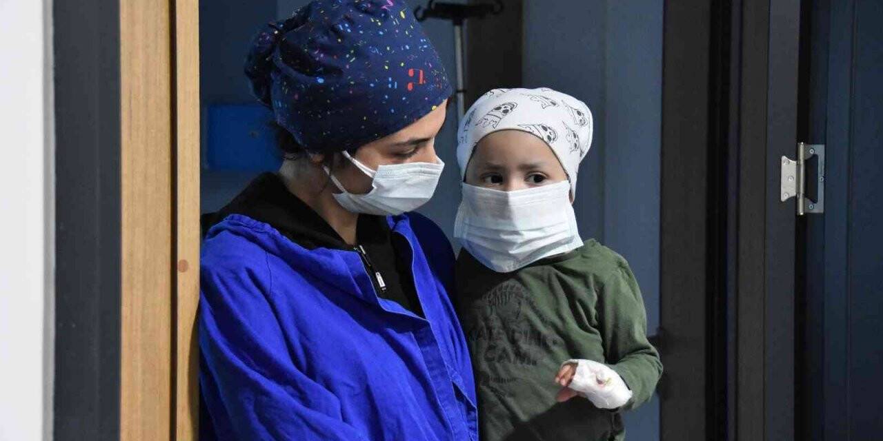 2 yaşında 2 kanser teşhisi konuldu, ablası ile hayata tutundu