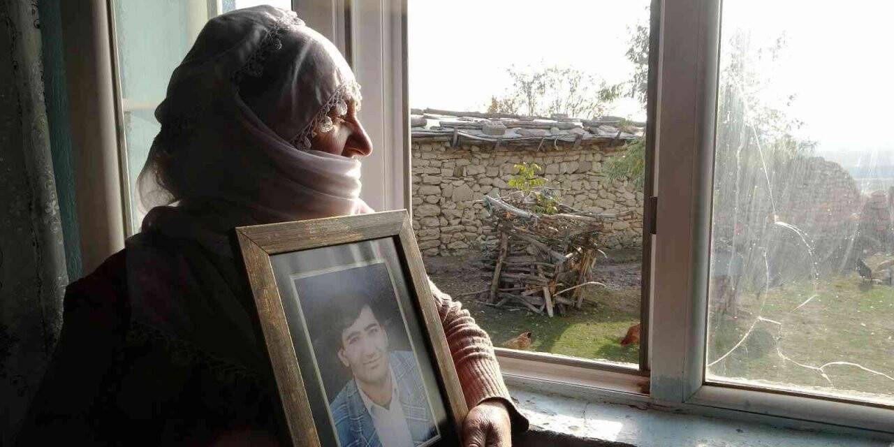 Evlat nöbetindeki anne, nişanlı oğlunun damatlığını 22 yıldır saklıyor