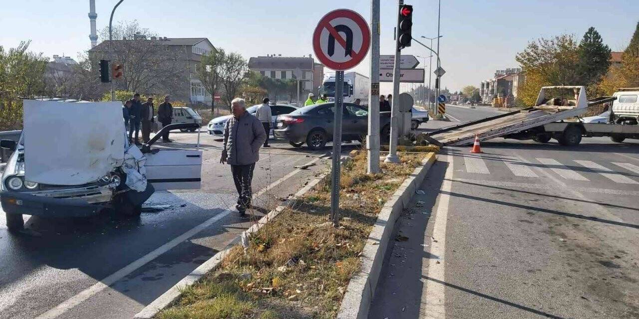 Kavşağa kontrolsüz giren araç kazaya neden oldu