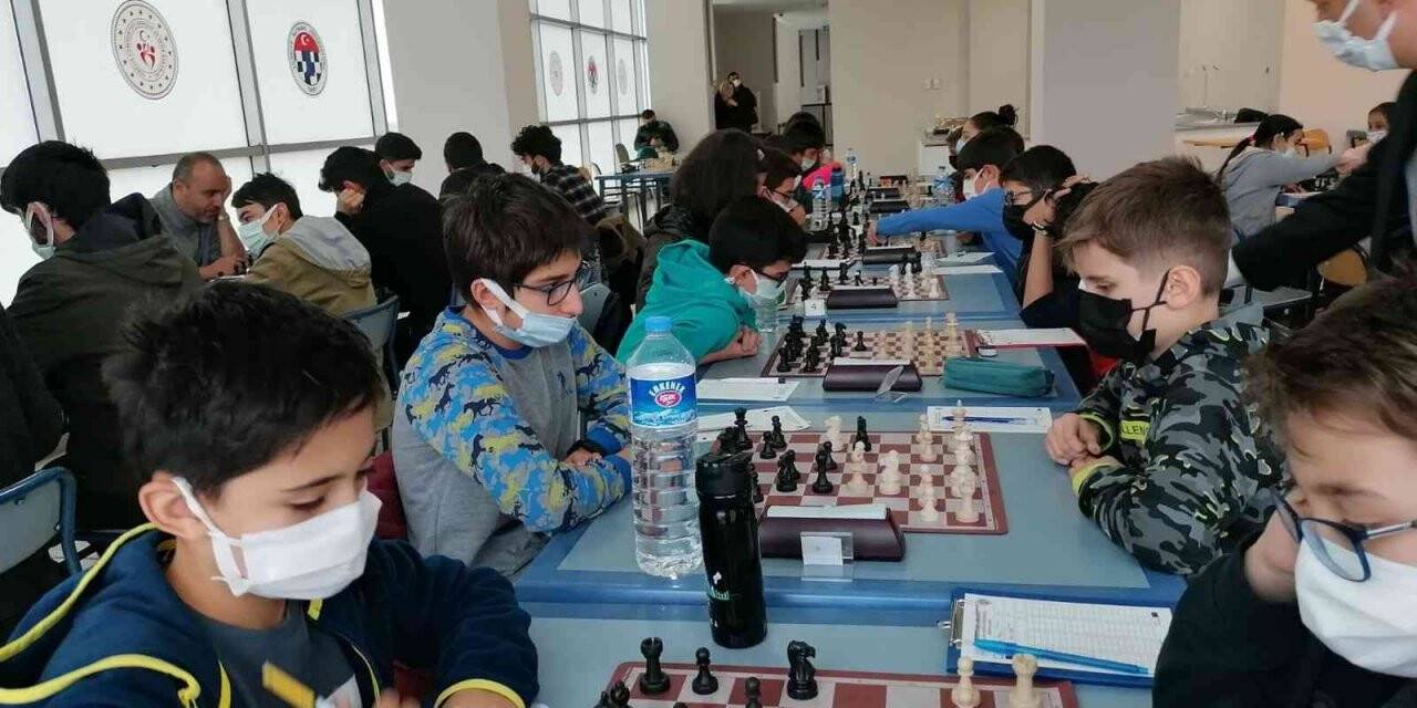 Çocuklar satranç turnuvasında ter döktü