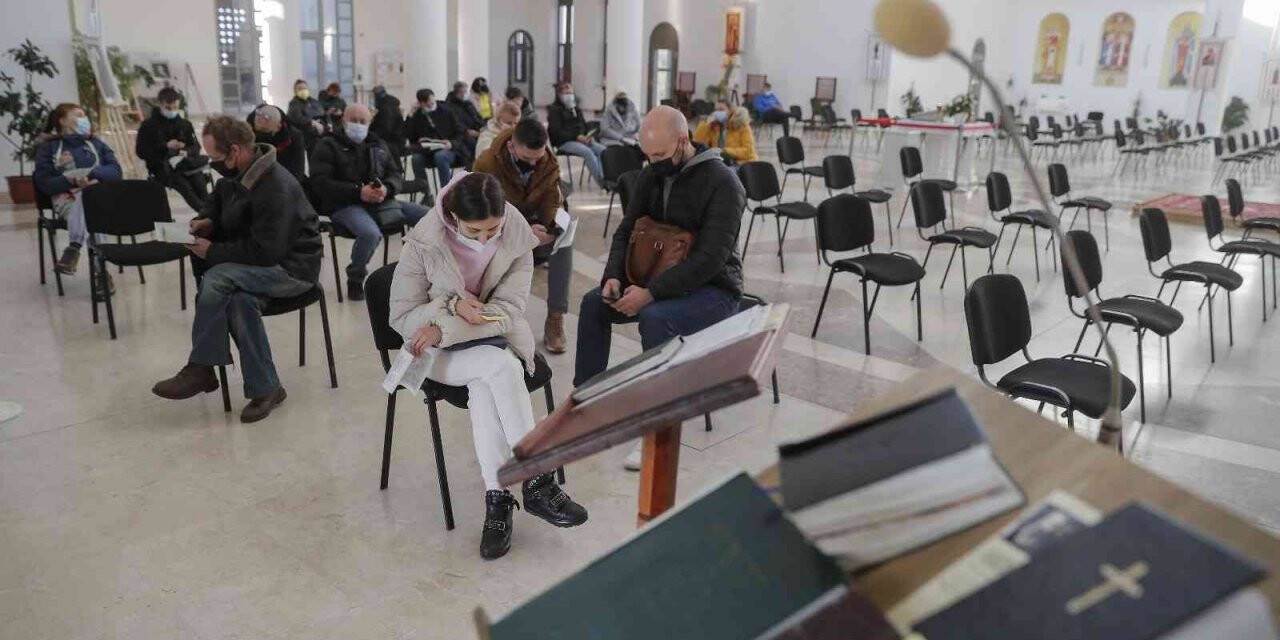 Ukrayna’da kiliselerde aşı uygulaması dönemi başladı